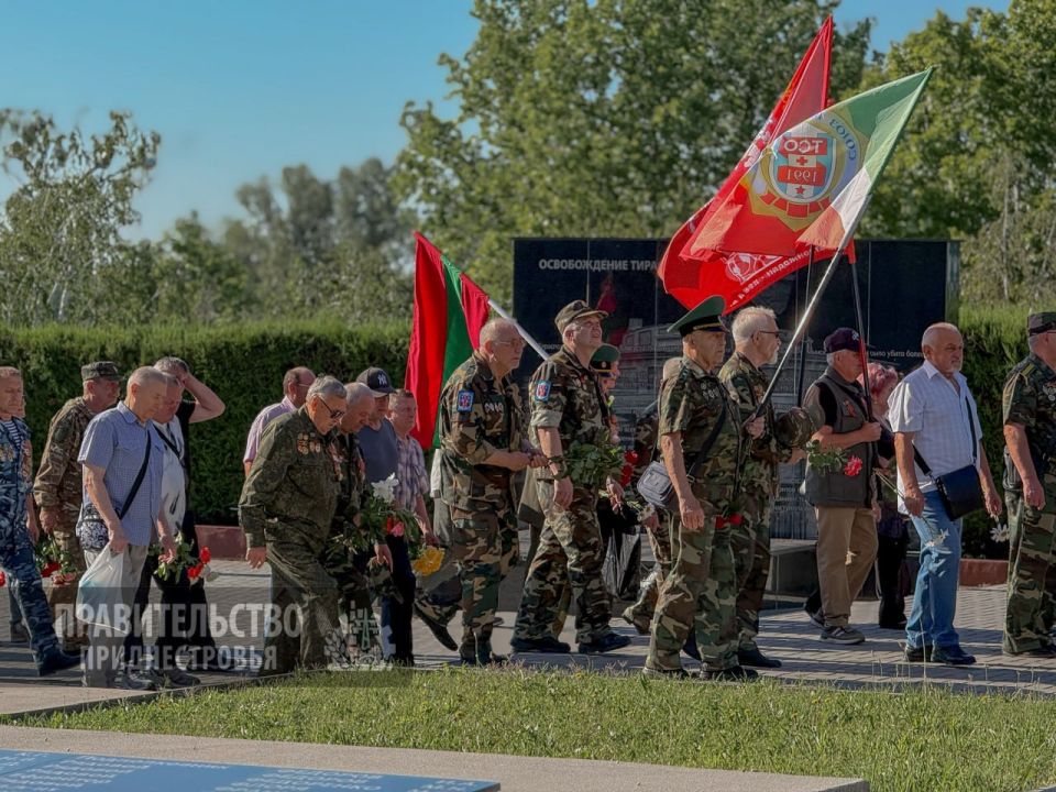 В Тирасполе почтили память защитников Приднестровья и жертв Бендерской трагедии В Тирасполе почтили память защитников Приднестровья и жертв Бендерской трагедии