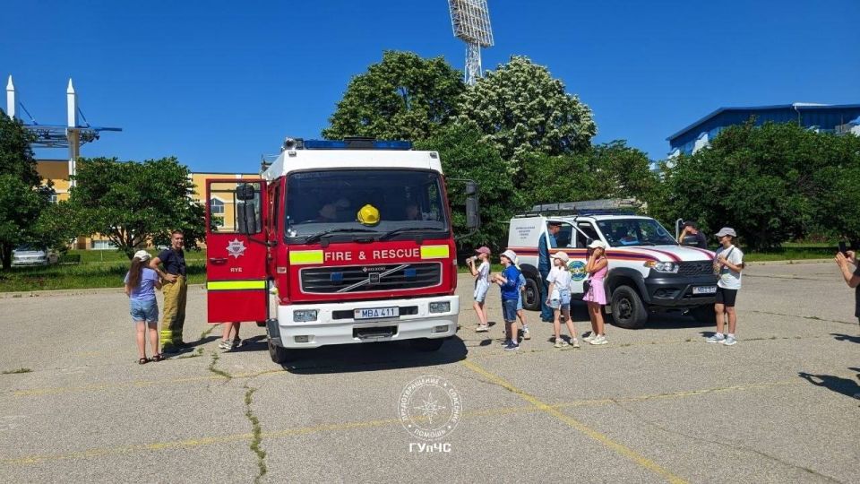 Сотрудники ГУпЧС в летнем лагере Сотрудники ГУпЧС в летнем лагере