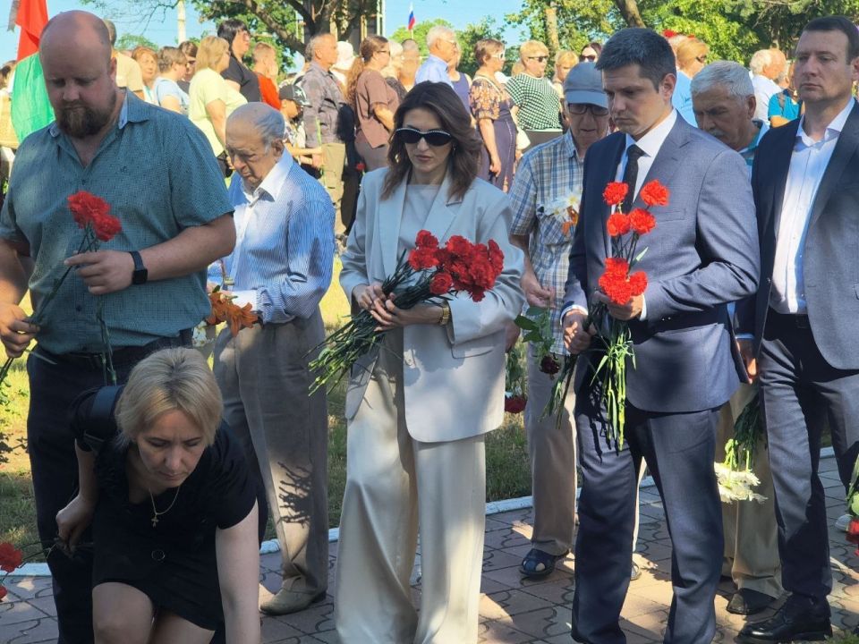 Живые цветы - в знак памяти и уважения от первого Президента Приднестровской Молдавской Республики Игоря Смирнова, высших должностных лиц государства, членов Правительства и руководителей министерств и ведомств Республики Живые цветы - в знак памяти и уважения от первого Президента Приднестровской Молдавской Республики Игоря Смирнова, высших должностных лиц государства, членов Правительства и руководителей министерств и ведомств Республики