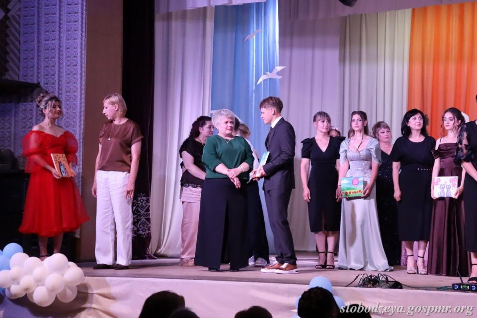«Юность вступает в жизнь»: выпускные вечера проходят в школах района «Юность вступает в жизнь»: выпускные вечера проходят в школах района