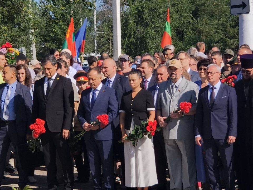 Живые цветы - в знак памяти и уважения от первого Президента Приднестровской Молдавской Республики Игоря Смирнова, высших должностных лиц государства, членов Правительства и руководителей министерств и ведомств Республики Живые цветы - в знак памяти и уважения от первого Президента Приднестровской Молдавской Республики Игоря Смирнова, высших должностных лиц государства, членов Правительства и руководителей министерств и ведомств Республики