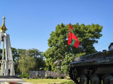 Живые цветы - в знак памяти и уважения от первого Президента Приднестровской Молдавской Республики Игоря Смирнова, высших должностных лиц государства, членов Правительства и руководителей министерств и ведомств Республики