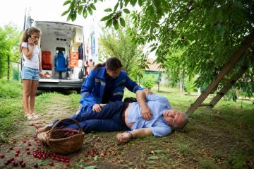 Упал с дерева и получил травмы