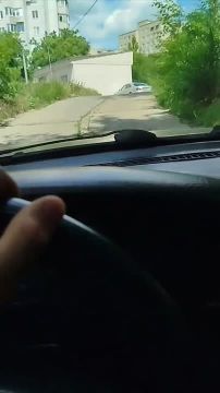 Тирасполь, уже как год дорога где Колкотовый рынок по улице Комарова в убитом состоянии, ямы все больше и больше с каждым дождем и проездом машин, а там ездят и большегрузы обслуживающие магазины, люди уже возят местами...
