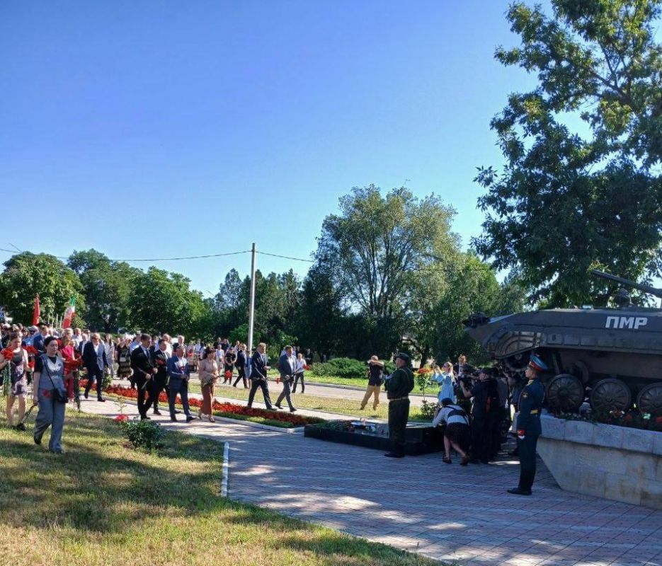 На Мемориале Памяти и Скорби в Бендерах руководители республики, защитники Приднестровья и жители города почтили минутой молчания память павших На Мемориале Памяти и Скорби в Бендерах руководители республики, защитники Приднестровья и жители города почтили минутой молчания память павших