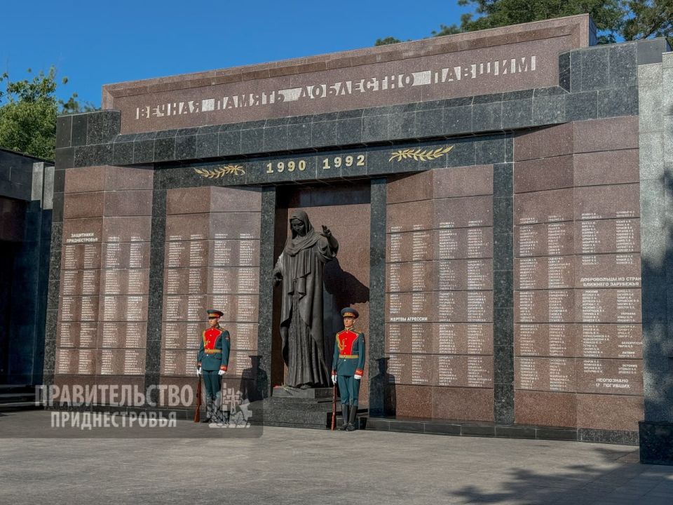 В Тирасполе почтили память защитников Приднестровья и жертв Бендерской трагедии В Тирасполе почтили память защитников Приднестровья и жертв Бендерской трагедии