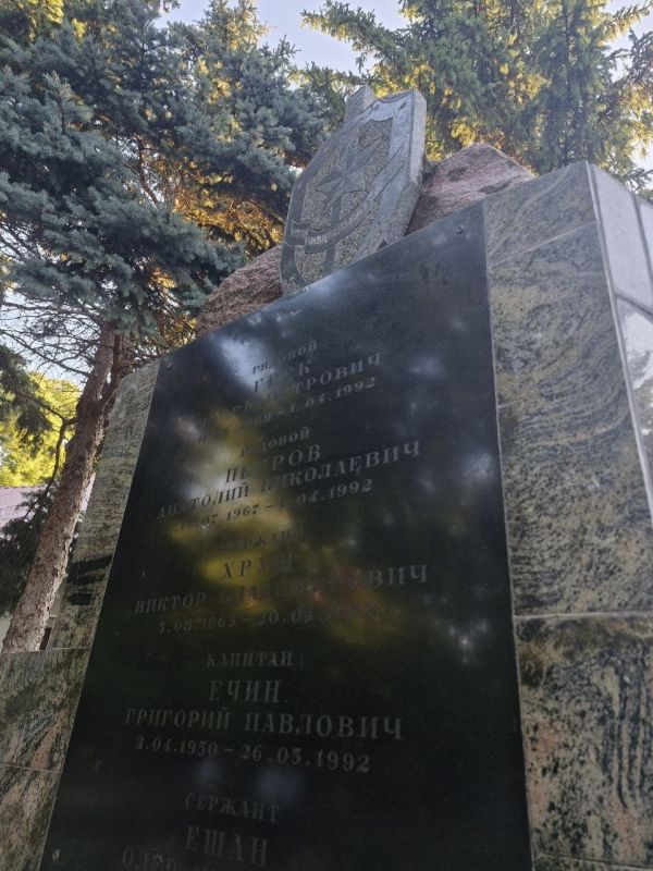 Память погибших коллег почтили сотрудники УВД г. Бендеры Память погибших коллег почтили сотрудники УВД г. Бендеры