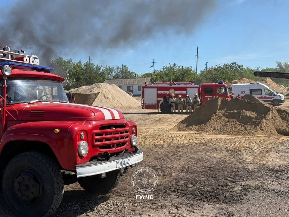 На асфальтобетонном заводе в Каменке загорелся битум — пожар условный На асфальтобетонном заводе в Каменке загорелся битум — пожар условный