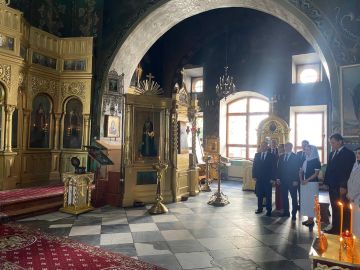 Зажжены заупокойные свечи