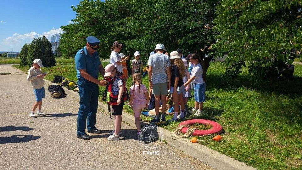 Сотрудники ГУпЧС в летнем лагере Сотрудники ГУпЧС в летнем лагере
