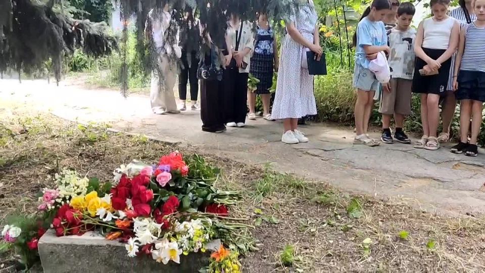 Минута молчания. Цветы легли к мемориальной плите, установленной на улице Пушкина, где оборвалась жизнь Валерия Воздвиженского