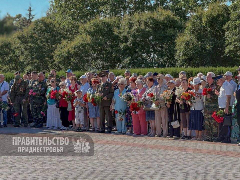 На Мемориале в Тирасполе почтили память защитников Приднестровья и жертв Бендерской трагедии На Мемориале в Тирасполе почтили память защитников Приднестровья и жертв Бендерской трагедии