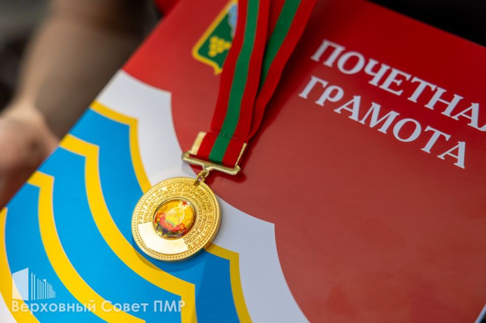 В этом году у выпускников Тирасполя и Днестровска - 38 золотых и 13 серебряных медалей В этом году у выпускников Тирасполя и Днестровска - 38 золотых и 13 серебряных медалей