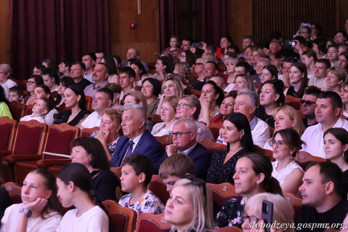 Выпускниками образцового танцевального ансамбля «Ритмик-данс» стали десять воспитанников Выпускниками образцового танцевального ансамбля «Ритмик-данс» стали десять воспитанников