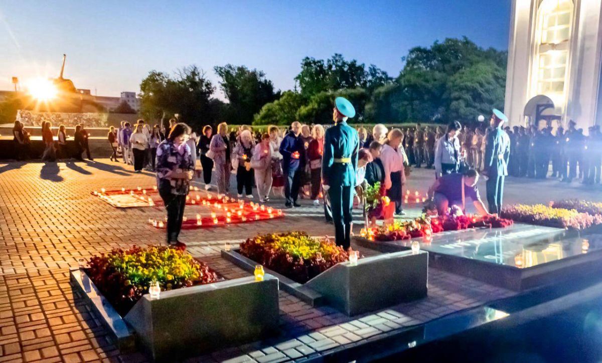 На Мемориале Славы в Тирасполе из памятных свечей выложили цифру «85» – 85 лет назад началась Великая Отечественная война На Мемориале Славы в Тирасполе из памятных свечей выложили цифру «85» – 85 лет назад началась Великая Отечественная война