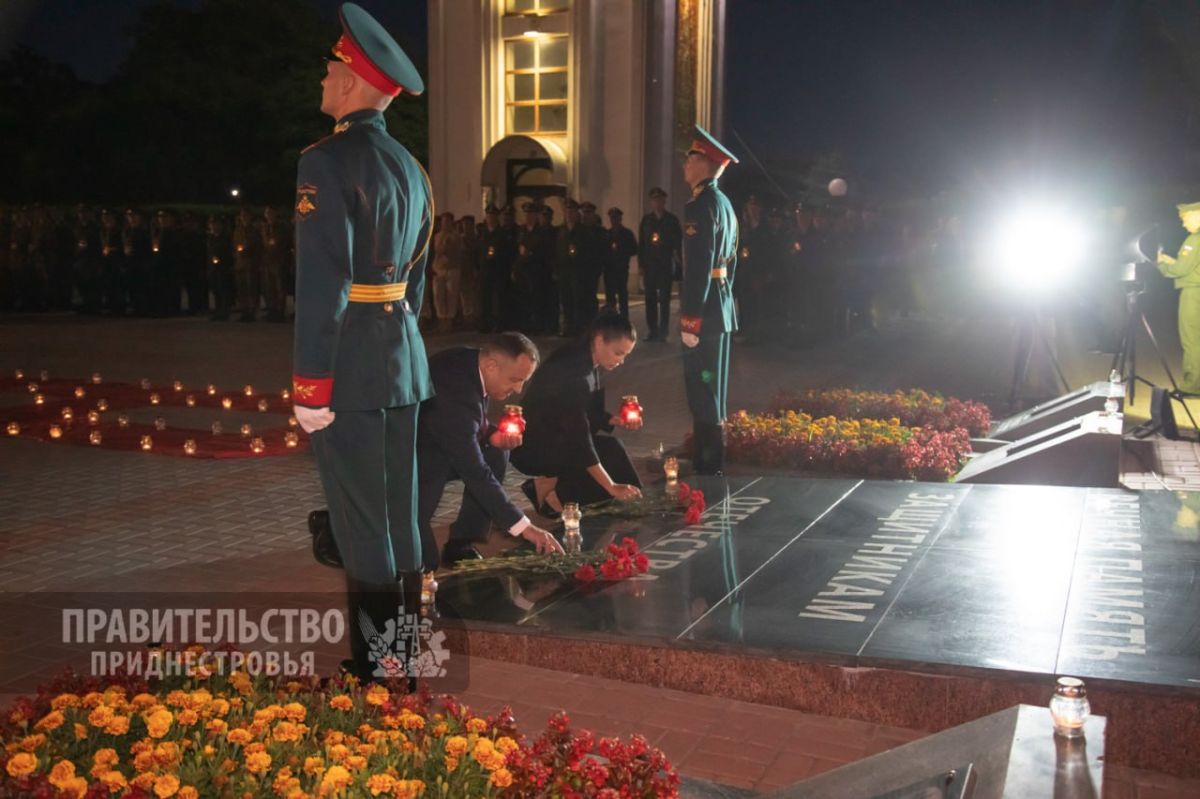 Сотни лампад озарили столичный Мемориал Славы в День памяти и скорби Сотни лампад озарили столичный Мемориал Славы в День памяти и скорби