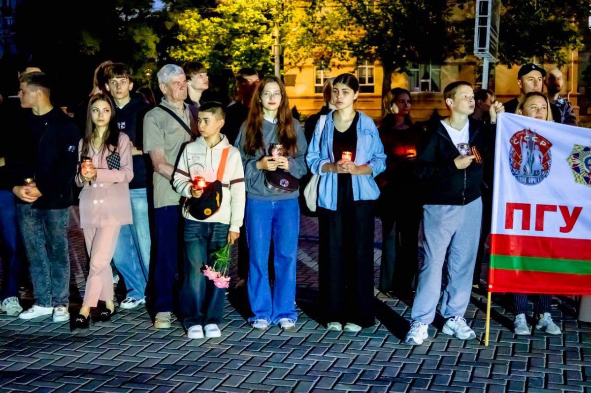 На Мемориале Славы в Тирасполе из памятных свечей выложили цифру «85» – 85 лет назад началась Великая Отечественная война На Мемориале Славы в Тирасполе из памятных свечей выложили цифру «85» – 85 лет назад началась Великая Отечественная война