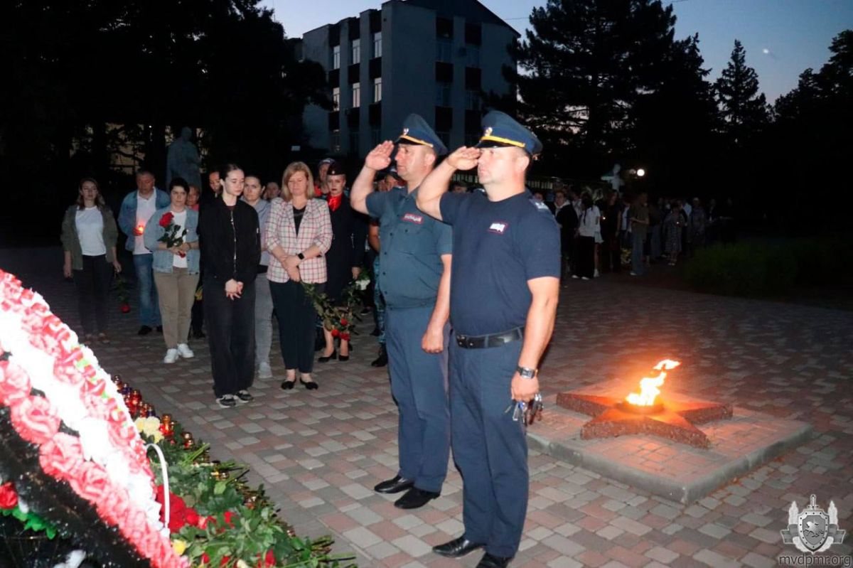 Горит свеча памяти. В четыре часа утра 22 июня 1941 года началась Великая Отечественная война Горит свеча памяти. В четыре часа утра 22 июня 1941 года началась Великая Отечественная война