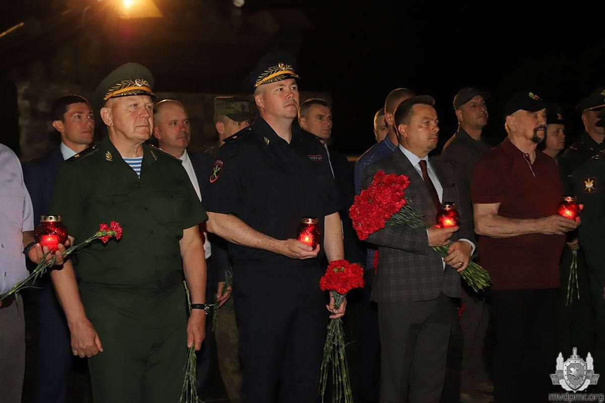 Горит свеча памяти. В четыре часа утра 22 июня 1941 года началась Великая Отечественная война Горит свеча памяти. В четыре часа утра 22 июня 1941 года началась Великая Отечественная война