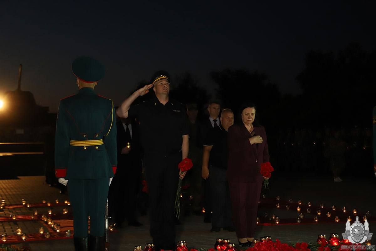 Горит свеча памяти. В четыре часа утра 22 июня 1941 года началась Великая Отечественная война Горит свеча памяти. В четыре часа утра 22 июня 1941 года началась Великая Отечественная война