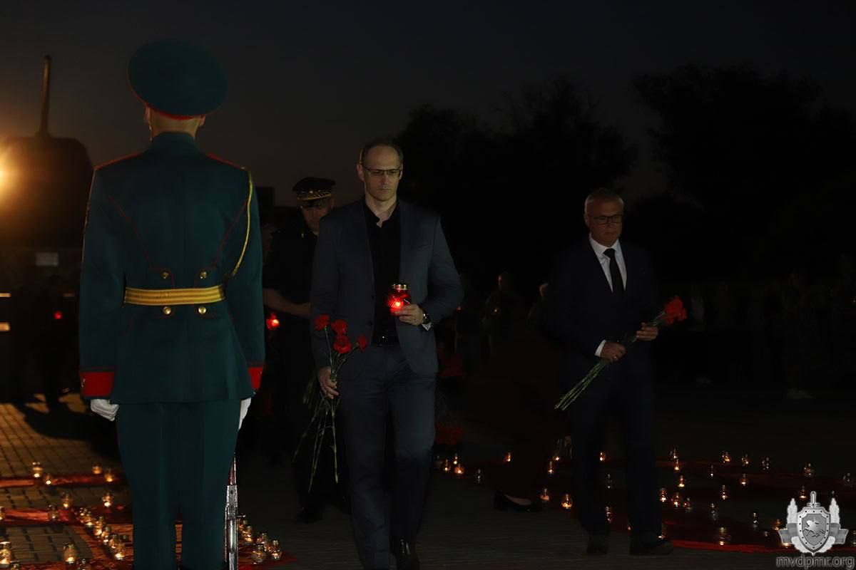 Горит свеча памяти. В четыре часа утра 22 июня 1941 года началась Великая Отечественная война Горит свеча памяти. В четыре часа утра 22 июня 1941 года началась Великая Отечественная война