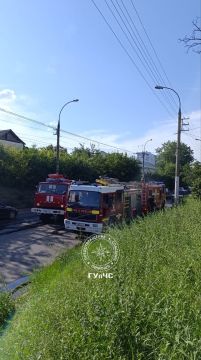 На месте газовая служба. В доме периодически слышны хлопки