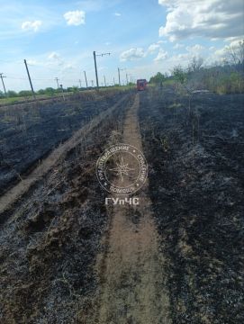 Прямо сейчас два расчёта из Первомайска и Слободзеи тушат сухую траву на большой площади вдоль железной дороги у села Ново-Котовск