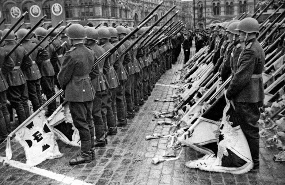 24 июня 1945 года на Красной площади в Москве прошёл Парад Победы — одно из ключевых событий в истории страны 24 июня 1945 года на Красной площади в Москве прошёл Парад Победы — одно из ключевых событий в истории страны