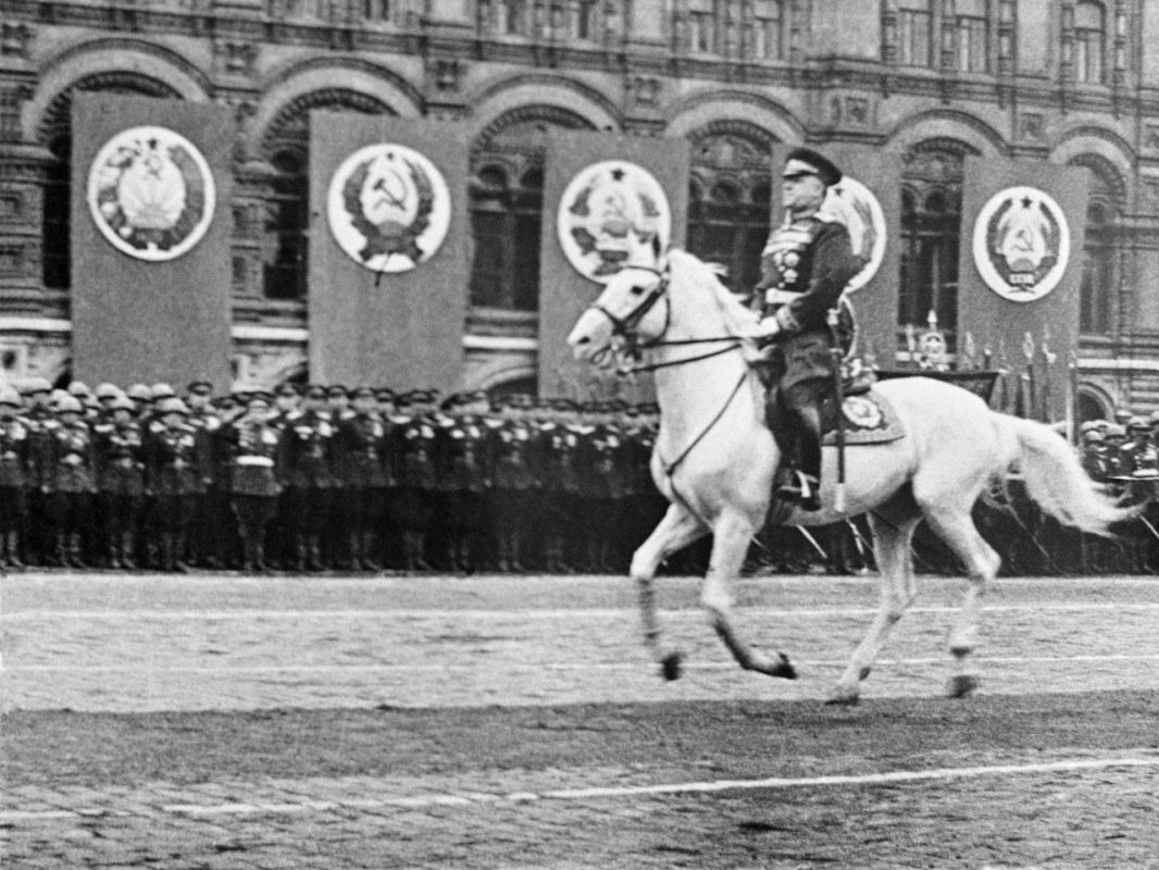 24 июня 1945 года на Красной площади в Москве прошёл Парад Победы — одно из ключевых событий в истории страны 24 июня 1945 года на Красной площади в Москве прошёл Парад Победы — одно из ключевых событий в истории страны