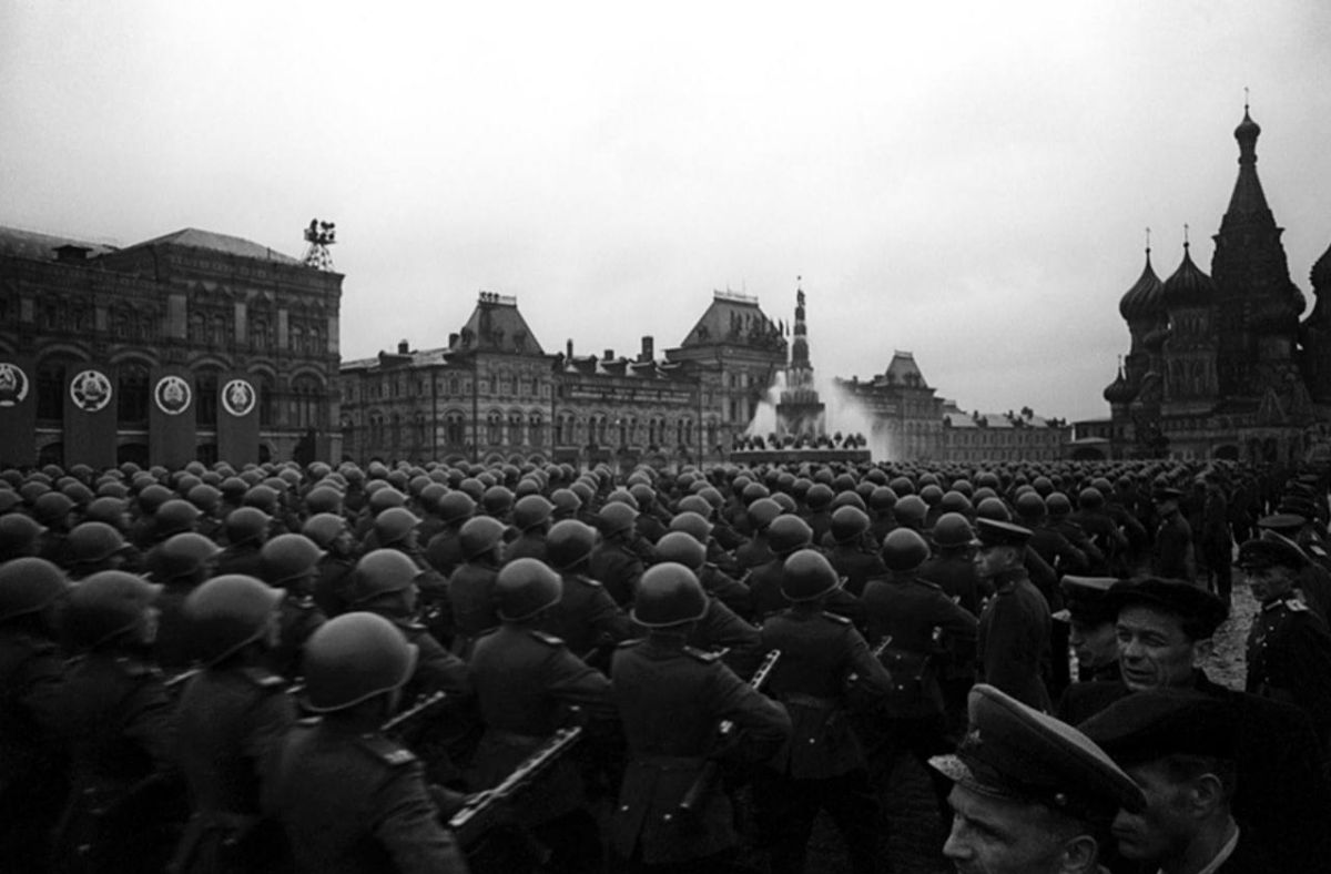 24 июня 1945 года на Красной площади в Москве прошёл Парад Победы — одно из ключевых событий в истории страны 24 июня 1945 года на Красной площади в Москве прошёл Парад Победы — одно из ключевых событий в истории страны