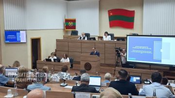 Александр Розенберг представляет Верховному Совету отчет о деятельности Правительства за 2025 год