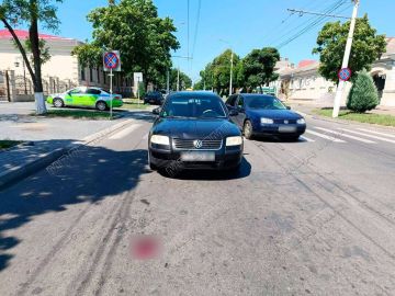 83-летняя пенсионерка оказалась под колёсами авто в центре Тирасполя