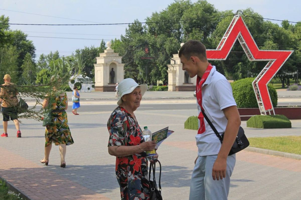 В Тирасполе в самый пик жары активисты молодежного движения провели акцию «Делимся водой и заботой!» В Тирасполе в самый пик жары активисты молодежного движения провели акцию «Делимся водой и заботой!»