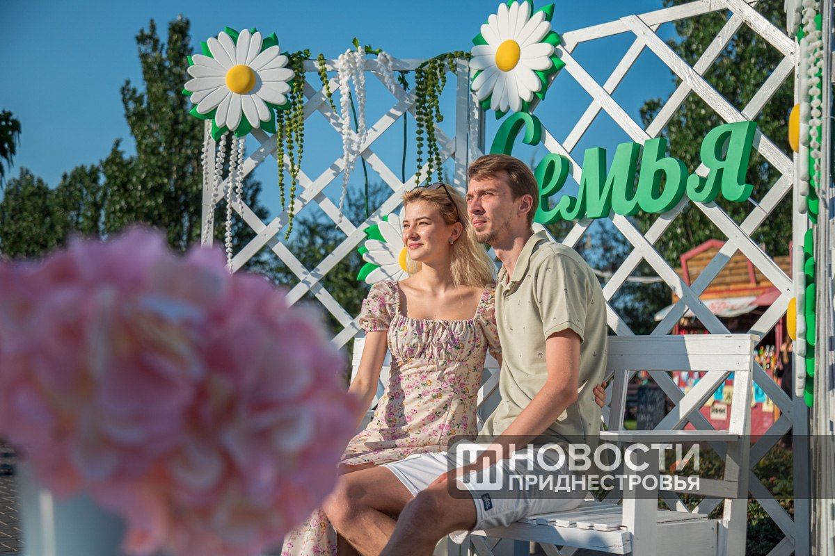 Концерт, «Белая ромашка», мастер-классы и световое шоу: День семьи, любви и верности отметят в Рыбнице 8 июля