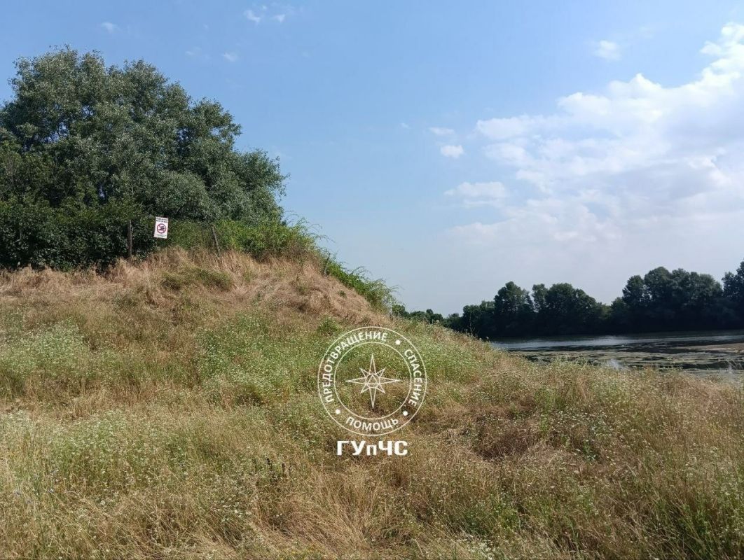Бендерские спасатели установили новые таблички «Купание запрещено!», «Опасно для жизни» в селе Варница, вдоль берега Днестра, где в прошлом году и на днях утонули подростки Бендерские спасатели установили новые таблички «Купание запрещено!», «Опасно для жизни» в селе Варница, вдоль берега Днестра, где в прошлом году и на днях утонули подростки