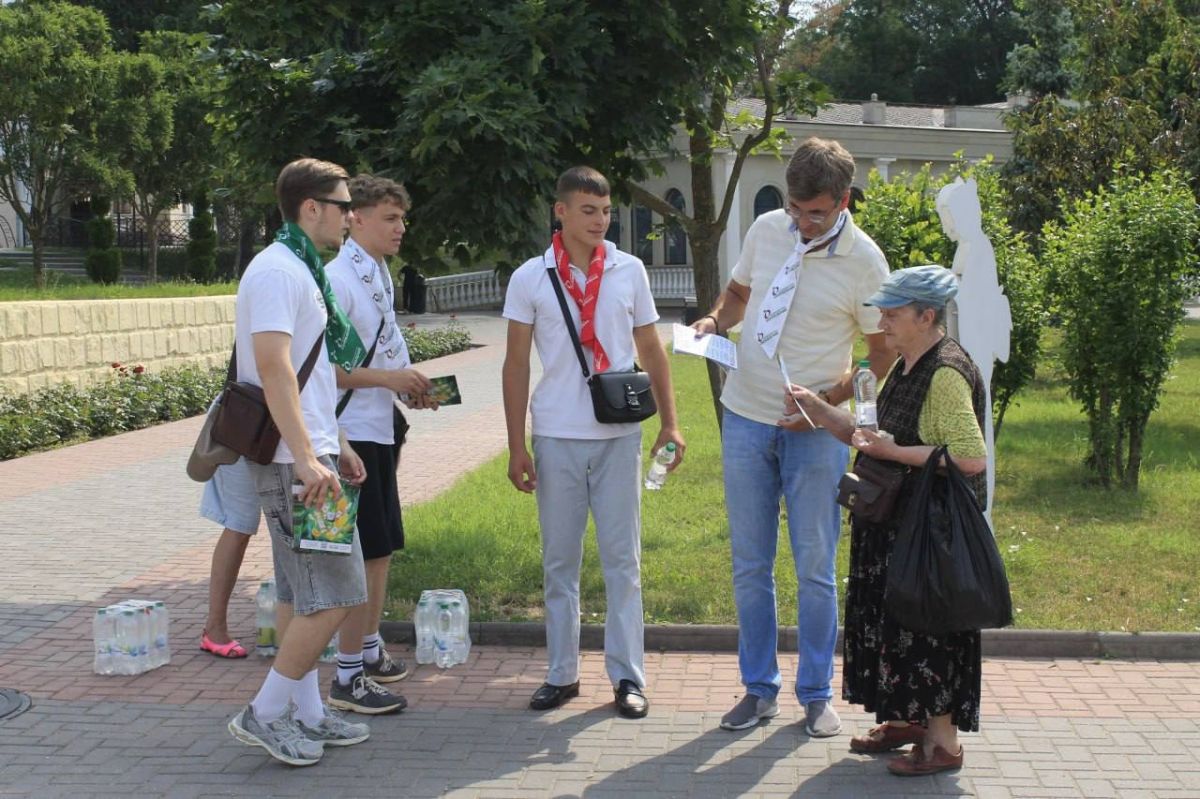 В Тирасполе в самый пик жары активисты молодежного движения провели акцию «Делимся водой и заботой!» В Тирасполе в самый пик жары активисты молодежного движения провели акцию «Делимся водой и заботой!»