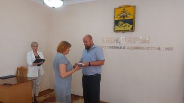 В преддверии Дня работника торговли и потребительской кооперации отличившимся сотрудникам отрасли в госадминистрации г. Бендеры в торжественной обстановке вручили государственные награды
