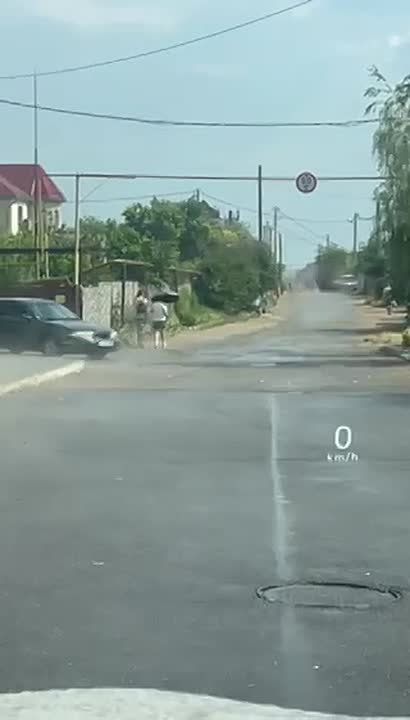 В Тирасполе поднимается пар над раскалённым асфальтом, когда на него попадают капли дождя