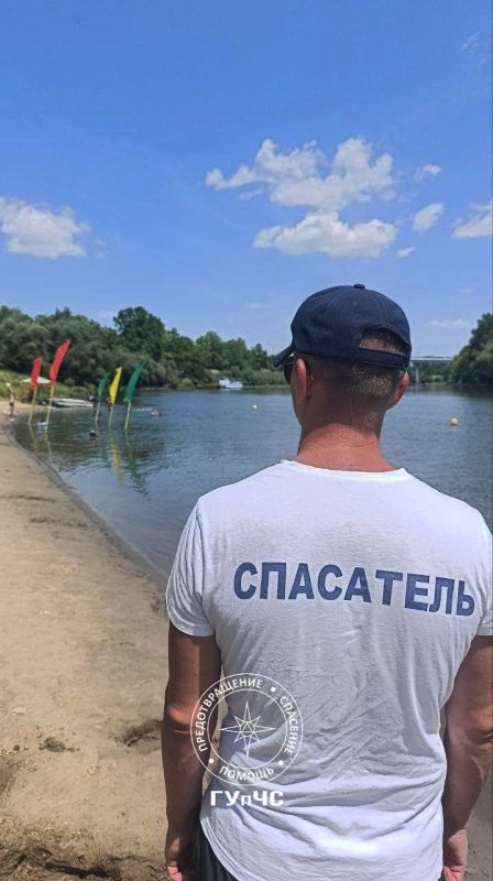 Пьяный мужчина прыгнул с причала и едва не утонул