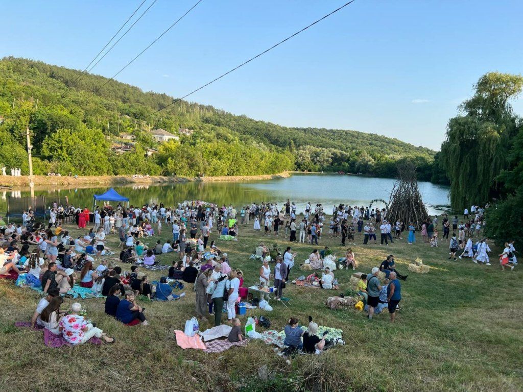 В селе Вадатурково прошёл ежегодный фестиваль Ивана Купала, который собрал более тысячи жителей и гостей Рыбницкого района на берегу местного озера В селе Вадатурково прошёл ежегодный фестиваль Ивана Купала, который собрал более тысячи жителей и гостей Рыбницкого района на берегу местного озера