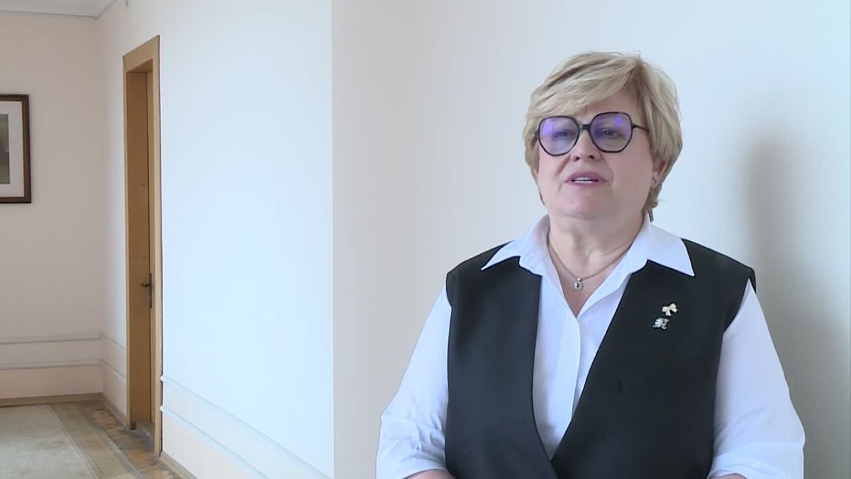 «Я верю в чудеса. Верю, что с нашей помощью Кристина обязательно преодолеет эту страшную болезнь», – вице-спикер парламента Галина Антюфеева – о своей сотруднице Кристине Ли, которая борется с онкологией