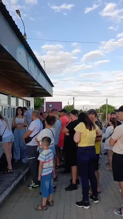 А это очередь из болельщиков, которые не купили билеты онлайн или в банковских терминалах и приехали на стадион в последний момент