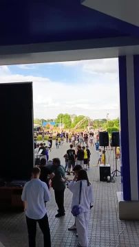 Пошел народ. Ожидается тысяч 5 на стадионе