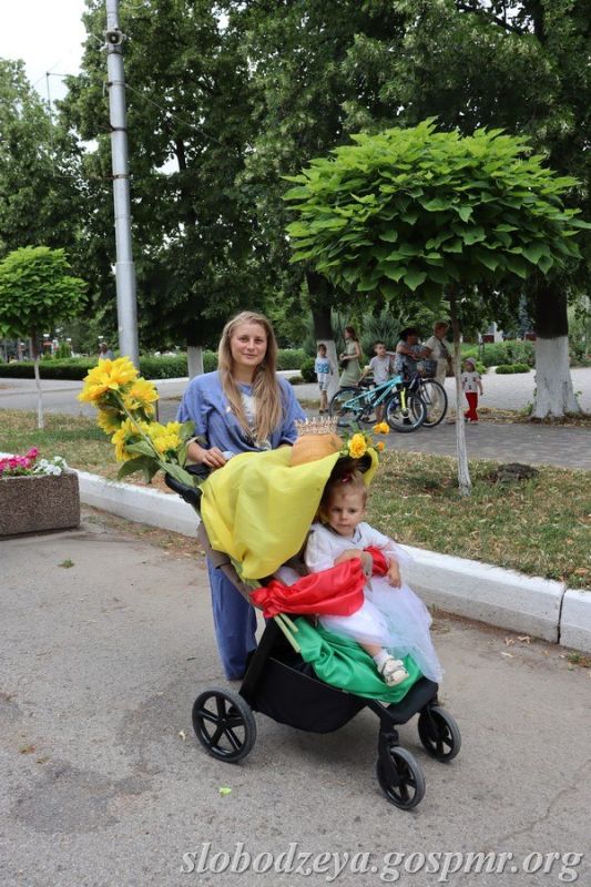 Участники V районного фестиваля «Парад колясок» представили оригинальные композиции по мотивам известных мультфильмов и сказок Участники V районного фестиваля «Парад колясок» представили оригинальные композиции по мотивам известных мультфильмов и сказок