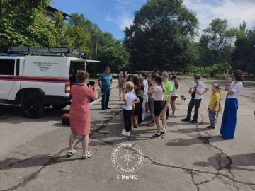 В Рыбнице в рамках операции «Детский отдых» спасатели приехали в гости к детям из лагеря на базе Центра детско-юношеского творчества