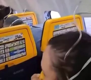 Пассажир самолета авиакомпании Ryanair получил травмы после того, как его частично затянуло в разбитый иллюминатор во время полета, сообщает The Mirror