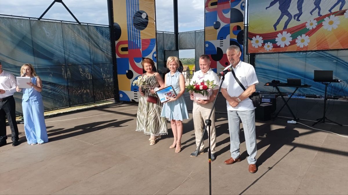 В Бендерах, в Александро-Невском парке, развернулись масштабные торжества по случаю Дня семьи, любви и верности В Бендерах, в Александро-Невском парке, развернулись масштабные торжества по случаю Дня семьи, любви и верности