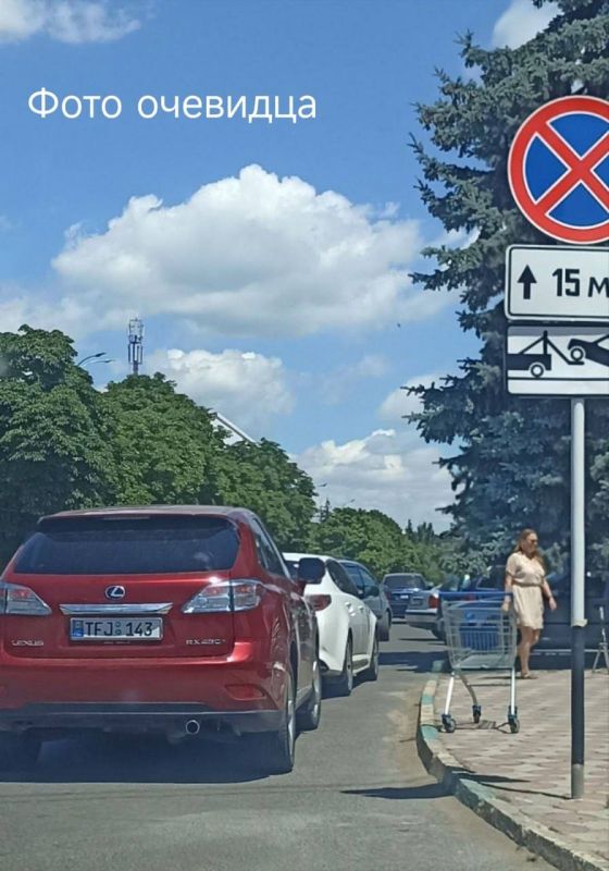 Парковка с нарушением ПДД. В Дубоссарах, на улице Дзержинского, 12 июля очевидцы зафиксировали нарушения правил остановки и стоянки автомобилей «Лексус» и «Киа» Парковка с нарушением ПДД. В Дубоссарах, на улице Дзержинского, 12 июля очевидцы зафиксировали нарушения правил остановки и стоянки автомобилей «Лексус» и «Киа»