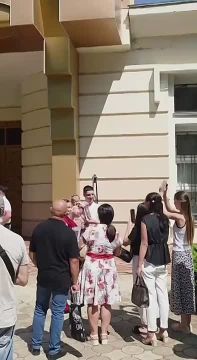 Врачи-ординаторы сегодня пришли за дипломами вместе со своими детьми