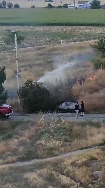 Очевидцы вечером 15 июля вызвали пожарных, сняли видео, как днестровские специалисты тушили сухую траву, и прислали его в ГУпЧС МВД ПМР со словами благодарности